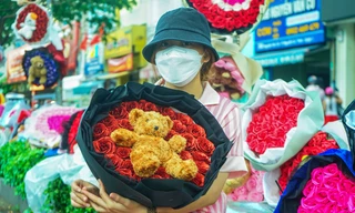 'Hoa dát vàng', hoa sô cô la độc, lạ dịp lễ tình nhân ở TPHCM 