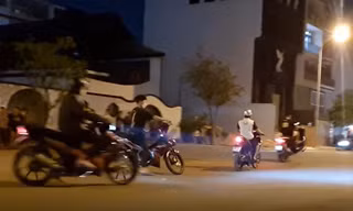 Chặn đường tổ chức đua xe giữa đêm, nhóm thanh niên bị công an vây bắt