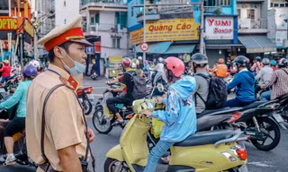 TPHCM: Lo trễ giờ, kẹt xe nhiều phụ huynh phi cả lên vỉa hè đưa con đi thi