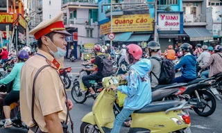 TPHCM: Lo trễ giờ, kẹt xe nhiều phụ huynh phi cả lên vỉa hè đưa con đi thi