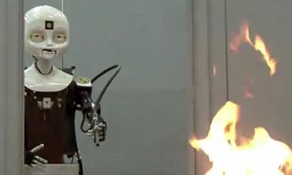 Nữ cứu hỏa bằng Robot