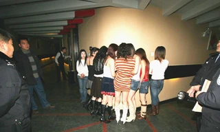 Cảnh sát bắt gái mại dâm làm 'chuyện ấy'