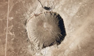 Hố thiên thạch 50.000 năm tuổi nhìn từ trên cao