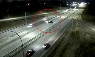 Máy bay hạ cánh khẩn cấp trên đường cao tốc