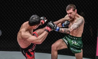 Võ sĩ tung 10 cú đá liên tiếp khiến đối thủ đổ gục