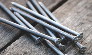 Tại sao đinh sắt nổi trên thủy ngân nhưng lại chìm dưới nước?