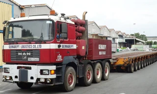 Xe siêu trường vận chuyển 51 toa tàu Metro thế nào?