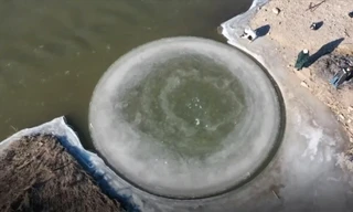 Đĩa băng rộng 6m liên tục xoay tròn trên sông