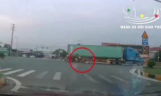 Vượt đèn đỏ, xe máy tông thẳng vào container, tài xế nằm bất động tại chỗ