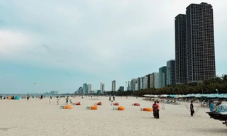 Đây chính là bãi biển chiếm vị trí "top đầu server" thu hút du khách tới Đà Nẵng