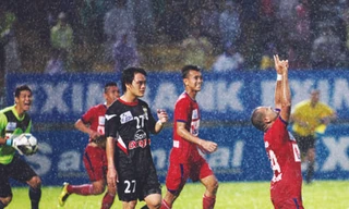 Không làm bóng đá kiểu rải tiền