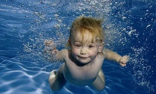 Những bức ảnh trẻ sơ sinh dưới nước siêu đáng yêu