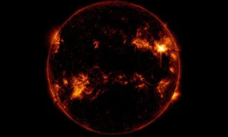 NASA chụp được cảnh "tia lửa cuồng nộ" từ Mặt Trời bắn trúng Trái Đất