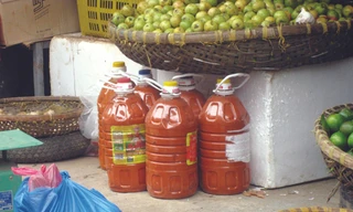 Tương ớt không rõ nguồn gốc được bày bán tại nhiều chợ ở Hà Nội. Ảnh: Nguyễn Hoài