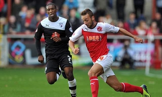 Quẫn trí, HLV M.U "cầu cứu" cầu thủ ở giải hạng... bét