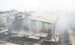 Chợ cháy tan hoang, tiểu thương phá tường 'giải cứu' hàng hóa