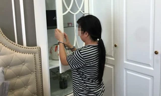 Nữ giúp việc được đưa tới nhà anh L. làm rõ vụ việc.