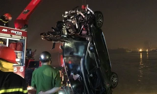 Chiếc xe được trục vớt lên từ sông Hồng.