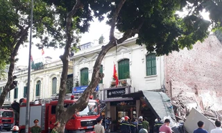 Tường ngôi nhà cạnh Hồ Gươm bất ngờ đổ sập