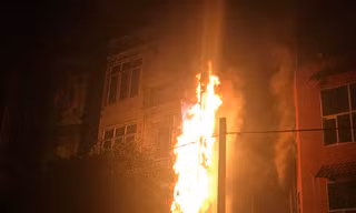 Ngọn lửa bùng lên dữ dội bên ngoài quán massage.