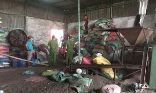 Cơ sở trộn pin vào cà phê phế thải.