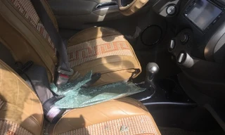 Một chiếc xe bị hư hỏng cửa kính.