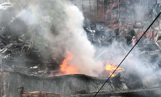 Đám cháy lớn bùng phát tại nhà máy nhựa và chợ Gạo (Hưng Yên) khiến nhiều tài sản của người dân bị thiêu rụi.