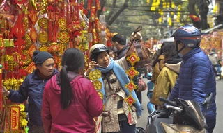 Người dân Hà Nội chen chân ở phố Hàng Mã sắm Tết