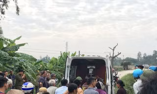 Nhiều người dân theo dõi vụ việc.