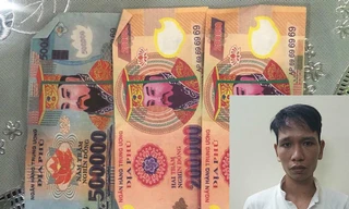 Phong cùng số tiền âm phủ trả lại cho du khách nước ngoài.