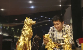 Bức tượng “Linh Khuyển Phú Quý” mạ vàng cao 60cm nặng khoảng 15kg được giao bán với mức giá 75 triệu đồng.