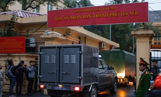 Sáng 8/1, các đoàn xe chở bị cáo liên quan vụ án xảy ra tại Tổng công ty cổ phần Xây lắp dầu khí Việt Nam (PVC) đã lần lượt xuất hiện tại sân tòa.