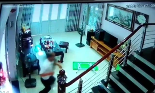 Camera ghi lại cảnh người đàn ông gây thảm án ở Hà Nội