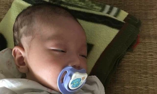 Hiện bé trai đang được công an chăm sóc.