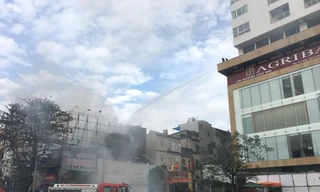 Cháy dữ dội ở cửa hàng tạp hóa, người dân hoảng loạn tháo chạy