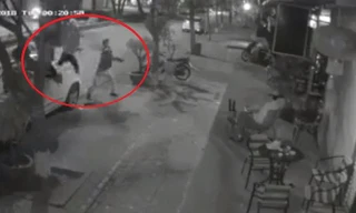 Hình ảnh vụ việc bị camera ghi lại.