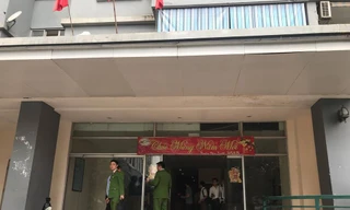 Lực lượng chức năng có mặt tại tòa chung cư xảy ra cháy sau 1 ngày.