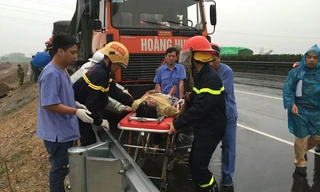 Nạn nhân được đưa ra ngoài.