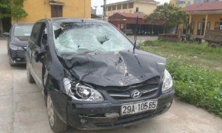 Chiếc xe ô tô của ông Thụy gây tai nạn bị hư hỏng.