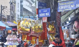 Còn vài ngày nữa mới đến 23 tháng Chạp Âm lịch nhiều người dân đã đổ về phố Hàng Mã để mua sắm đồ lễ cho ngày cúng Ông Công Ông Táo.
