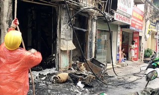 Theo người dân, vào thời điểm trên, họ nghe thấy tiếng hô hoán báo cháy ở ngôi nhà số 111 Đặng Tiến Đông sau đó lửa bùng phát dữ dội.