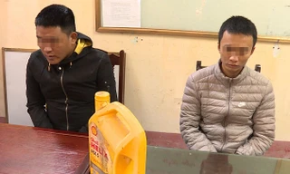 Hai nam thanh niên có hành vi ném chất bẩn vào nhà dân bị bắt quả tang. Ảnh: Công an Hưng Yên.