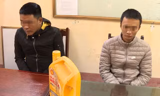 Hai nam thanh niên có hành vi ném chất bẩn vào nhà dân bị bắt quả tang. Ảnh: Công an Hưng Yên.