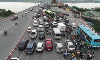 Ùn tắc kéo dài tại nút thắt cổ chai trên cầu Vĩnh Tuy