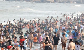 'Vỡ trận' biển Sầm Sơn 