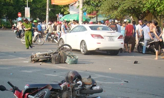 Ô tô Lexus đâm năm xe máy, sáu người bị thương