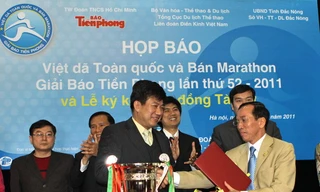 Đại diện báo Tiền Phong và nhà tài trợ Vinacomin trong lễ kí kết hợp đồng tài trợ