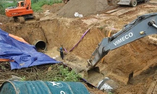 Hiện trường đường ống nước sông Đà bị vỡ.