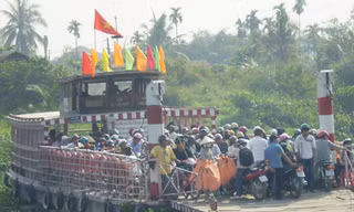 Chen chúc trên thuyền qua Miếu Nổi	Ảnh: LT
