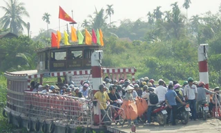 Chen chúc trên thuyền qua Miếu Nổi	Ảnh: LT